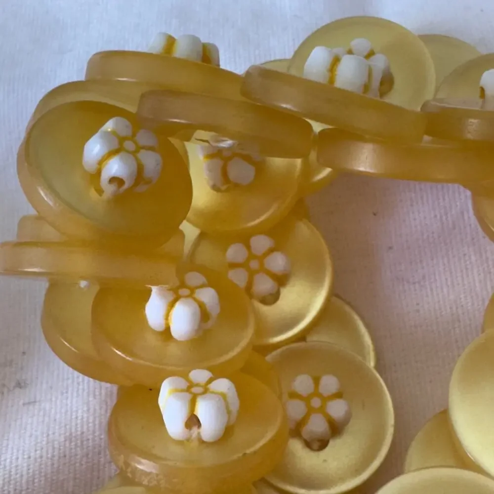 Vintage Butterscotch Yellow White Floral Beaded 1940’s Moonglow Button Necklace
